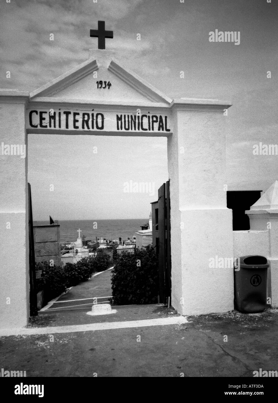 "Pfad zum Himmel" Eingangstür der Friedhof mit Blick aufs Meer Saquarema Rio de Janeiro Brasilien Brasil Süden Lateinamerikas Stockfoto