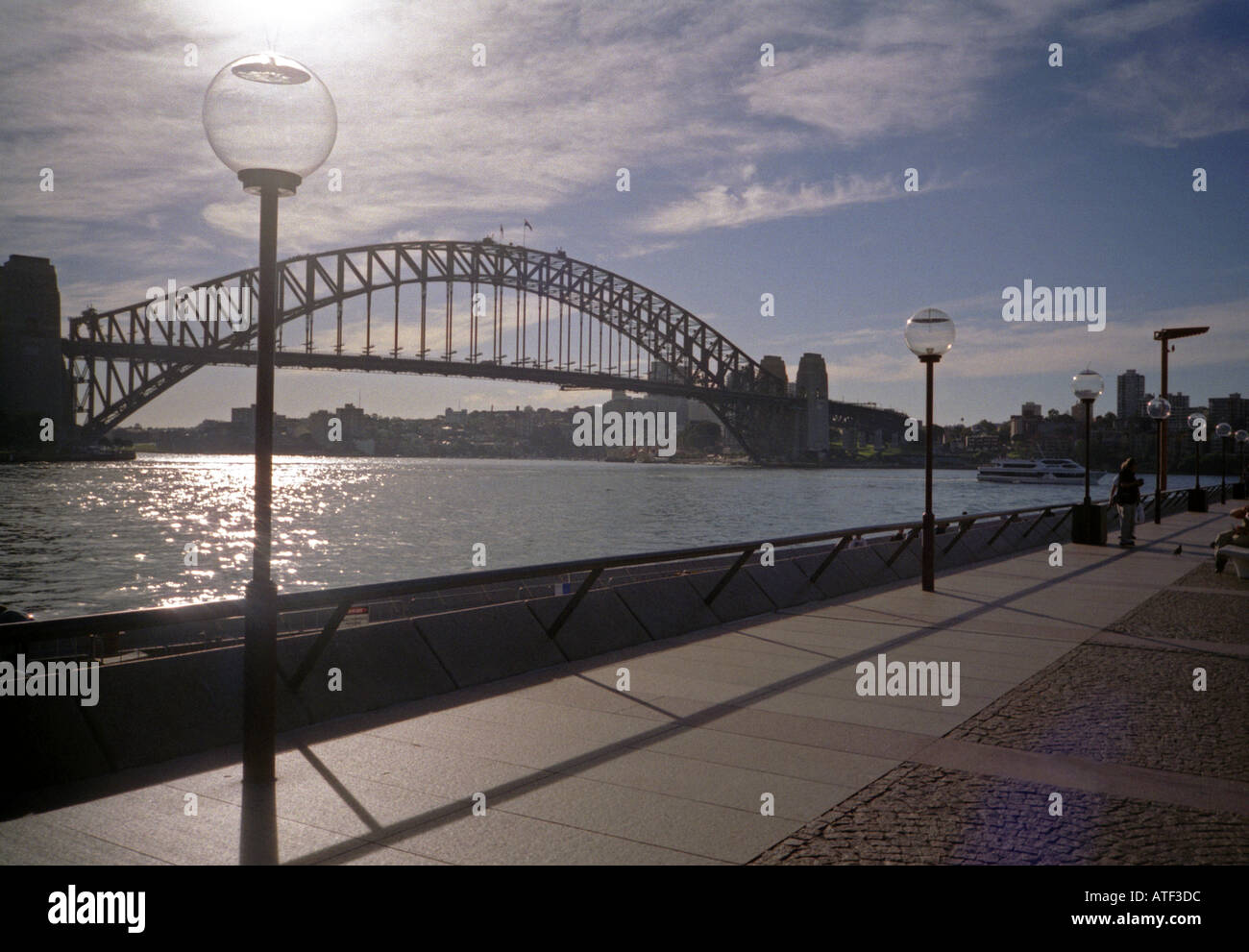 Panoramablick auf den Sonnenuntergang auf dem imposanten Eisen Harbour Bridge Sydney Sidney New South Wales Australien Stockfoto