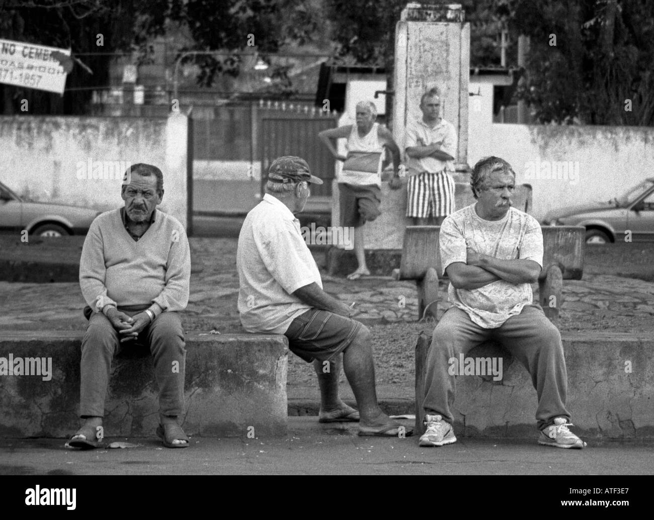 "Hoffnung" Gruppe von senile Männer sitzen im Freien warten von Paraty Rio de Janeiro Brasilien Brasil Süden Lateinamerikas gehen Stockfoto