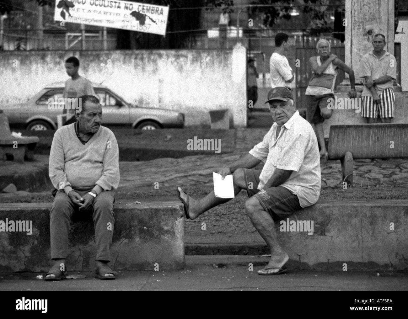 "Hoffnung 2" Gruppe der Männer sitzen im Freien warten Zeit von Paraty Rio de Janeiro Brasilien Brasil Süden Lateinamerikas gehen Stockfoto