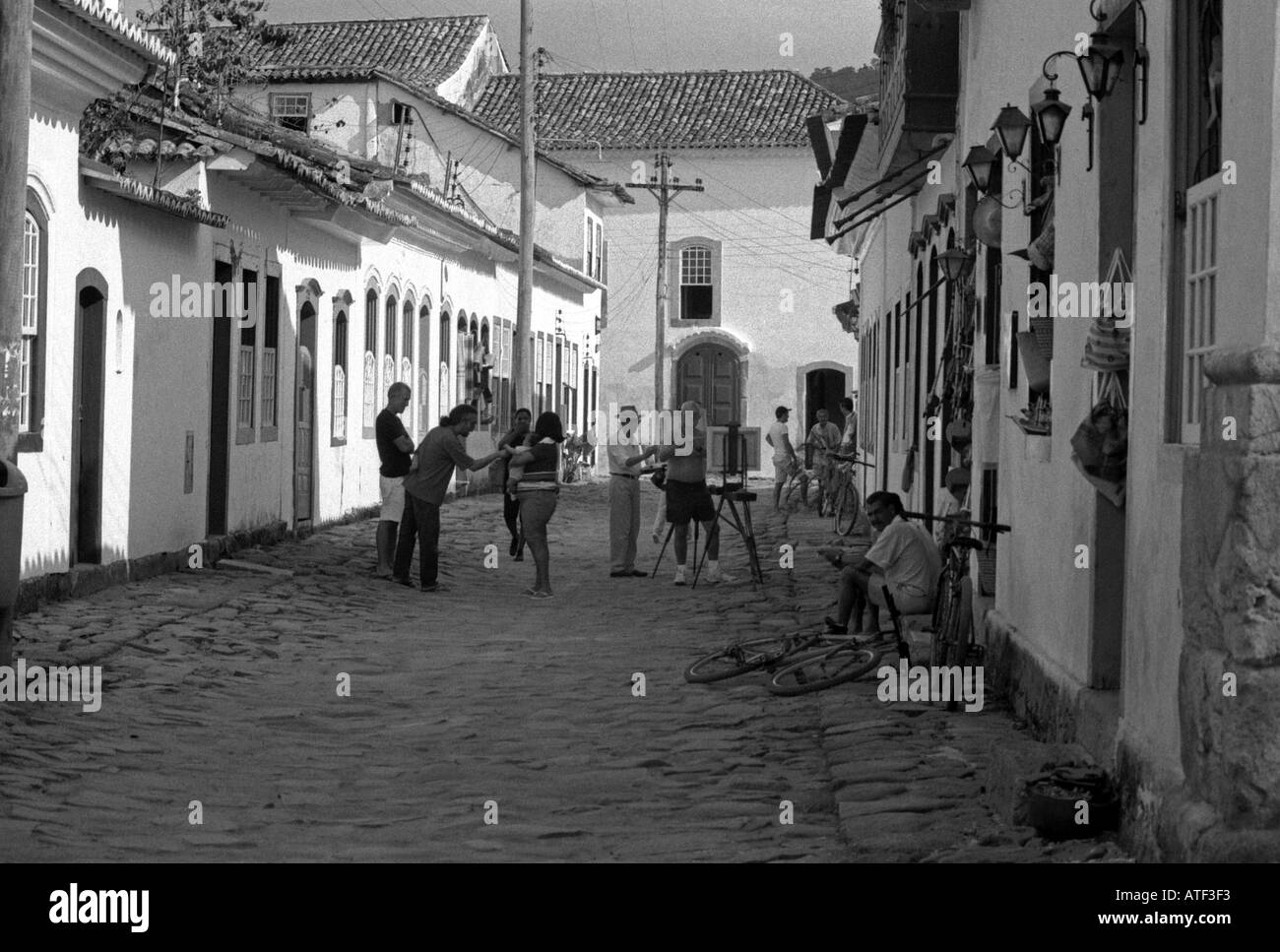 Animierte Straßenszene Menschen Geselligkeit Sit Haustür Künstler Malerei Paraty Rio de Janeiro Brasilien Brasil Süden Lateinamerikas Stockfoto
