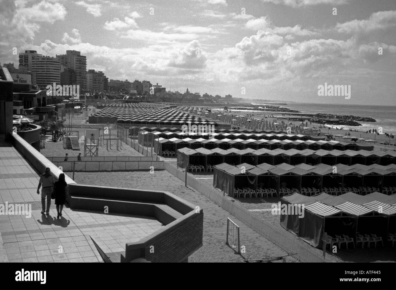 Stadtbild Strand Serie Hütte Schatten Seesand Zeile wiederholen Stuhl paar Sonnenbalkon Mar del Plata Argentinien Südamerika Latein Stockfoto