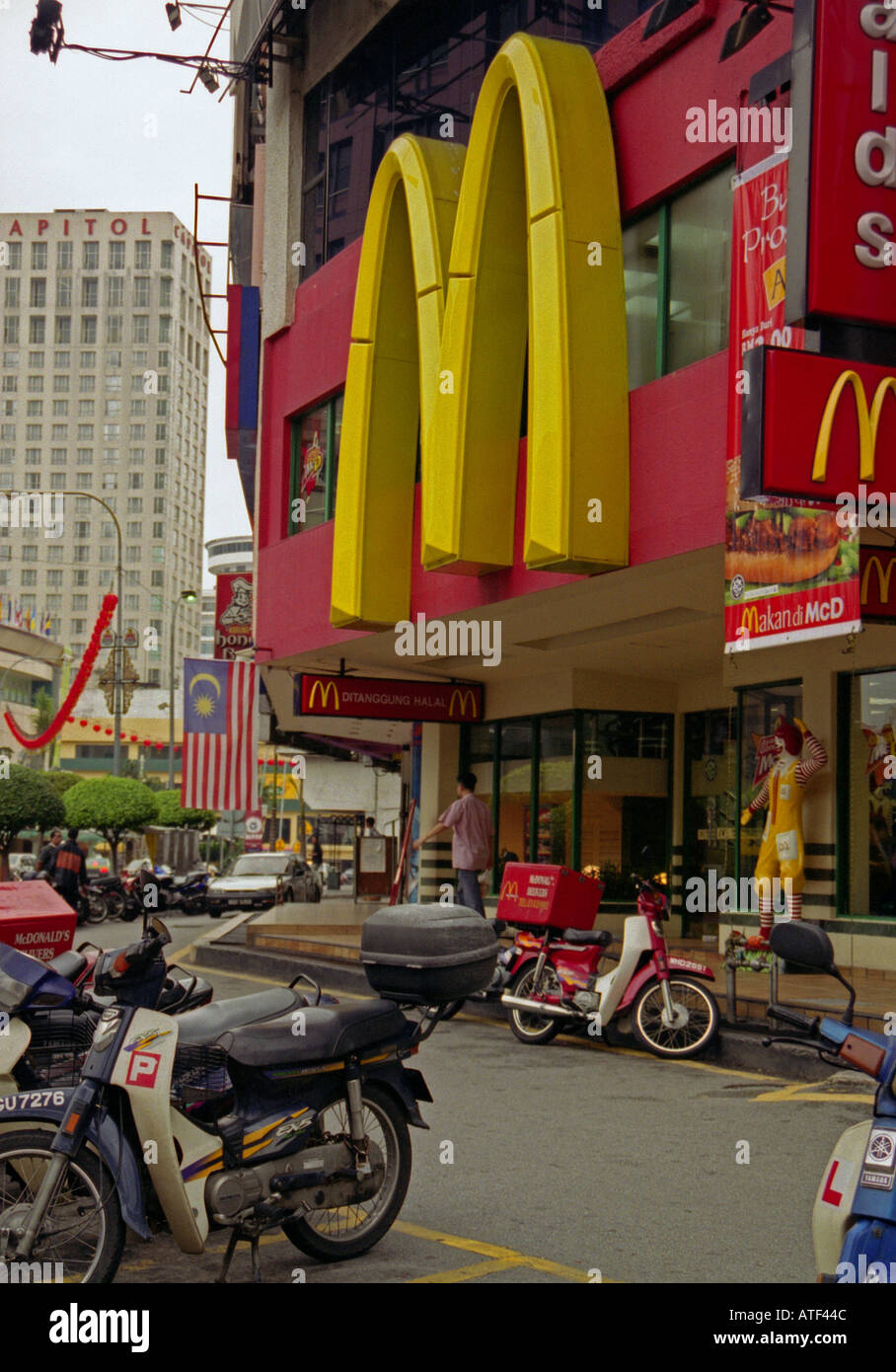 Futuristische moderne Straßenbild Stadtbild riesige Mc Donald s Zeichen Kapitalismus Globalisierung Kuala Lumpur Malaysia Südost-Asien Stockfoto
