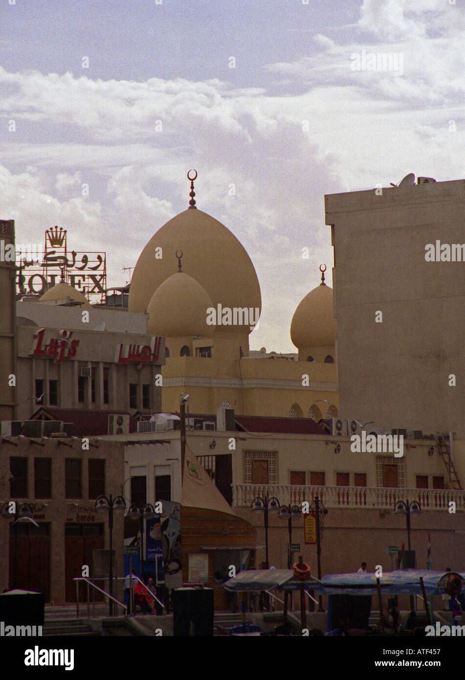 Traditionelle typischen farbenfrohen Kolonialgebäude Straßenbild Stadtbild Moschee Wolken Dubai UAE Middle East South Asia Stockfoto