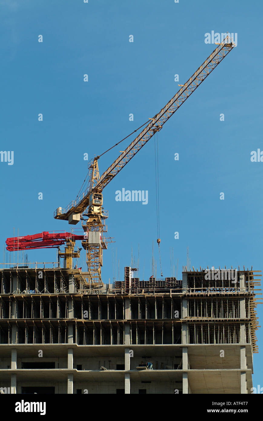 Kran auf Gebäude im Bau Stockfoto