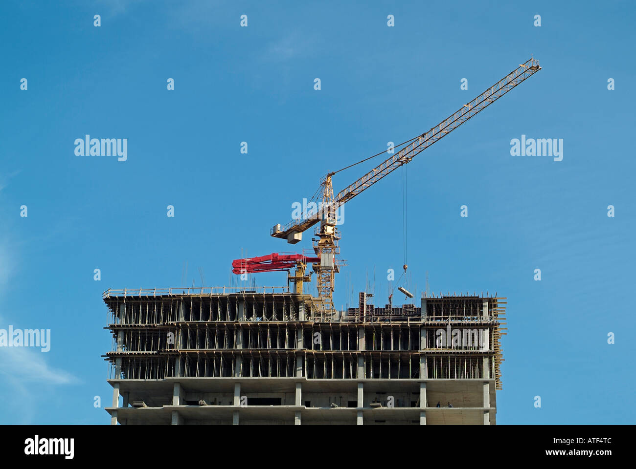 Kran auf Gebäude im Bau Stockfoto