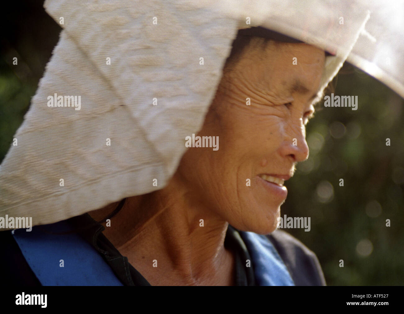 Kraftvolles Porträt des lächelnden senile Asiatin in bunten Trachten & Hut Poipet Kambodscha Südost-Asien Stockfoto