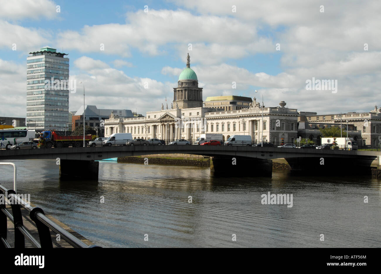 Das alte Zollhaus beherbergt nun die irische Regierung Ministerium für Umwelt Www Osheaphotography com Stockfoto
