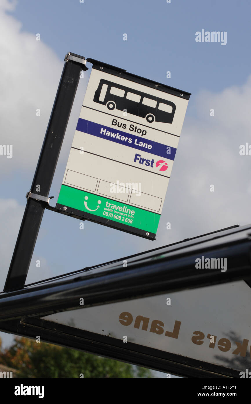 Bus-Stop-Schild und Wartehalle Stockfoto