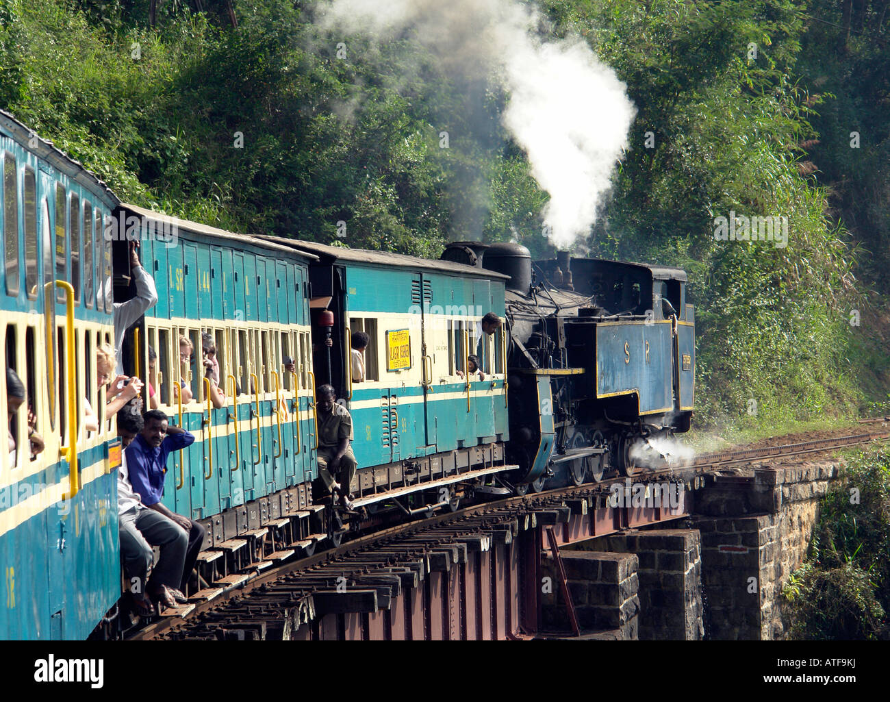 Ooty Spielzeug Zug auf dem Weg zum Ooty Schmalspur Dampfeisenbahn über Brücke Stockfoto