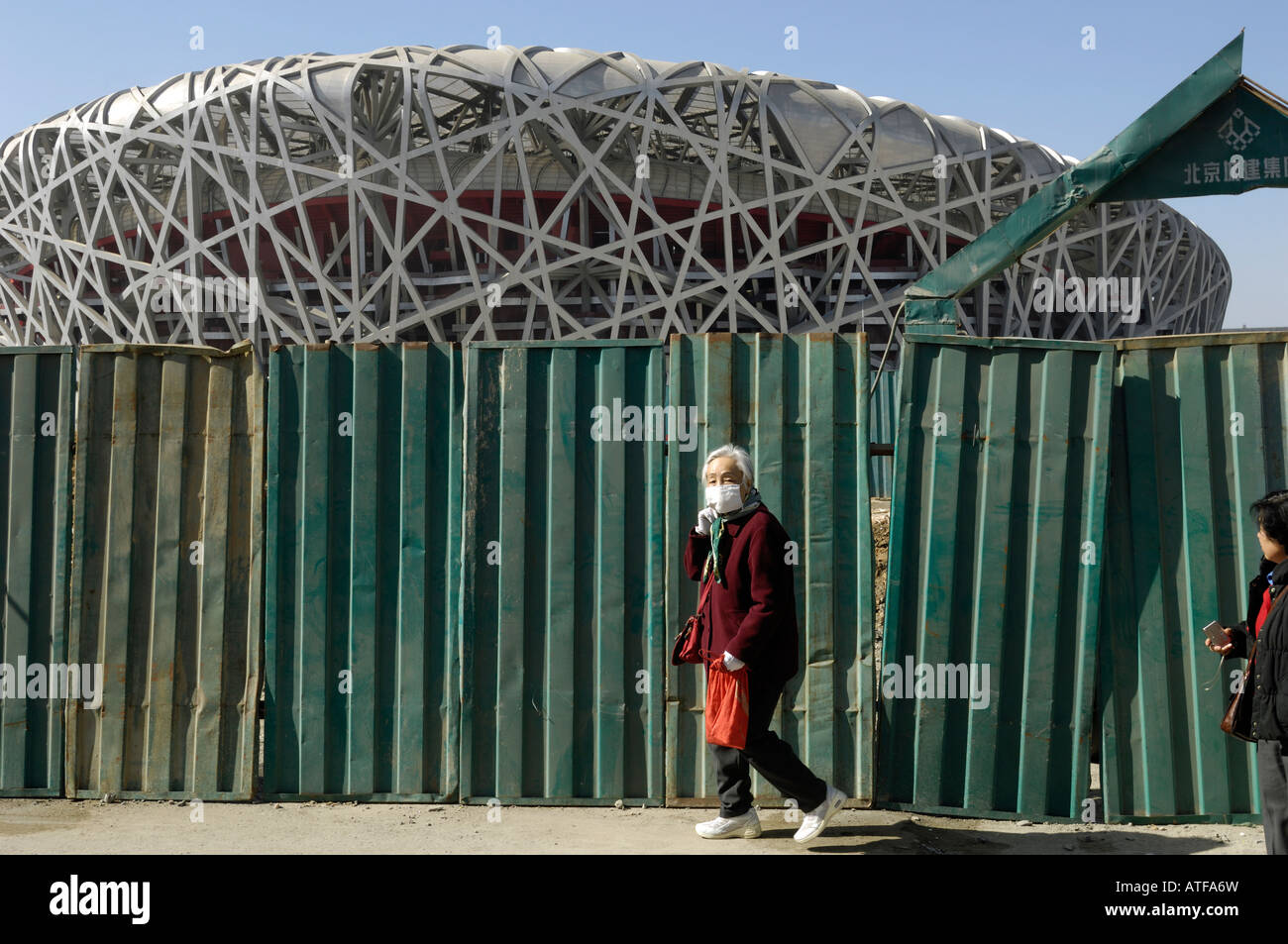 Ältere Chinesin tragen anti-Verschmutzung Maske während einer Tournee Nationalstadion für die Olympischen Spiele 2008 in Peking. 27. Februar 2008 Stockfoto