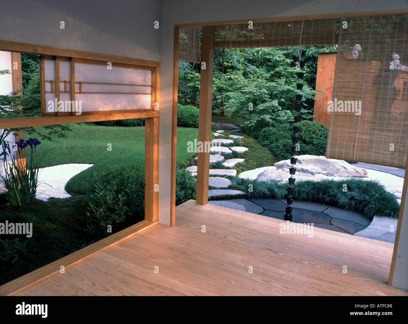 Der japanische Weg-Designer Maureen Busby Garten entwirft Chelsea Flower Show 2004 Stockfoto