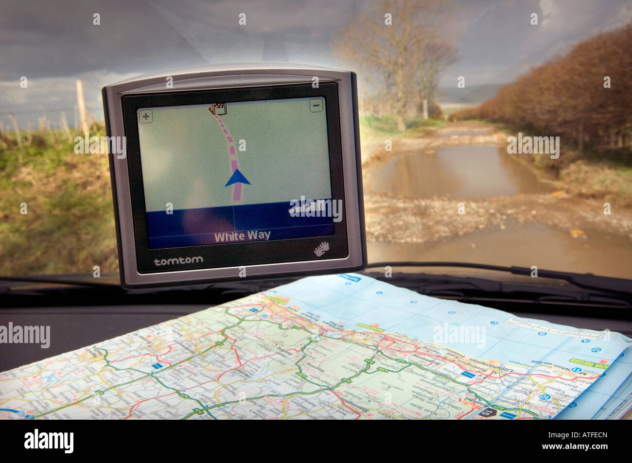 Ein Tom Tom Satnav-Gerät führt ein Fahrzeug auf einem Schotterweg passierbar durch nur Traktoren. Bild von Jim Holden. Stockfoto