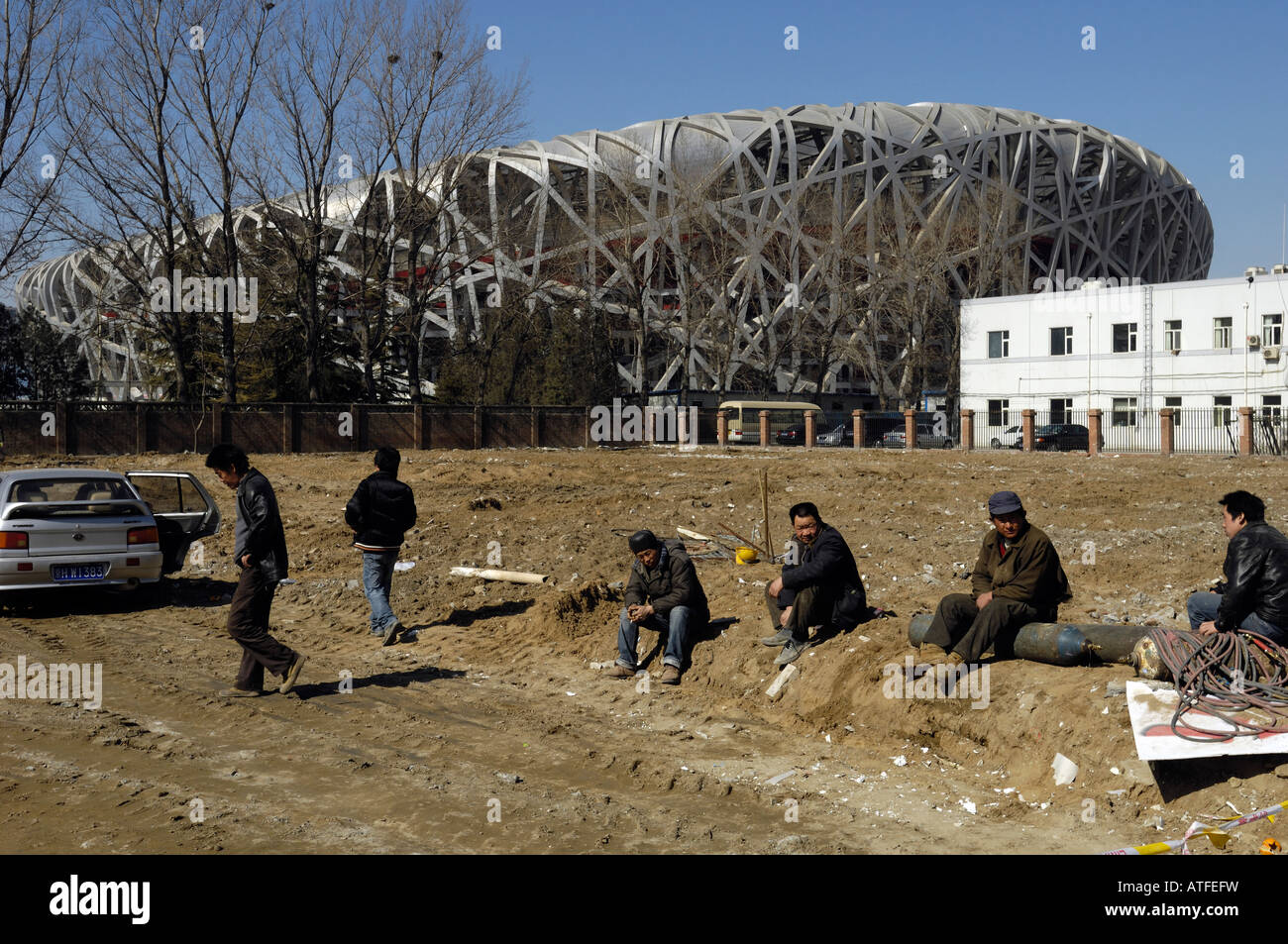 Chinesische Arbeiter ruhen vor Nationalstadion für die Olympischen Spiele 2008 in Peking. 27. Februar 2008 Stockfoto