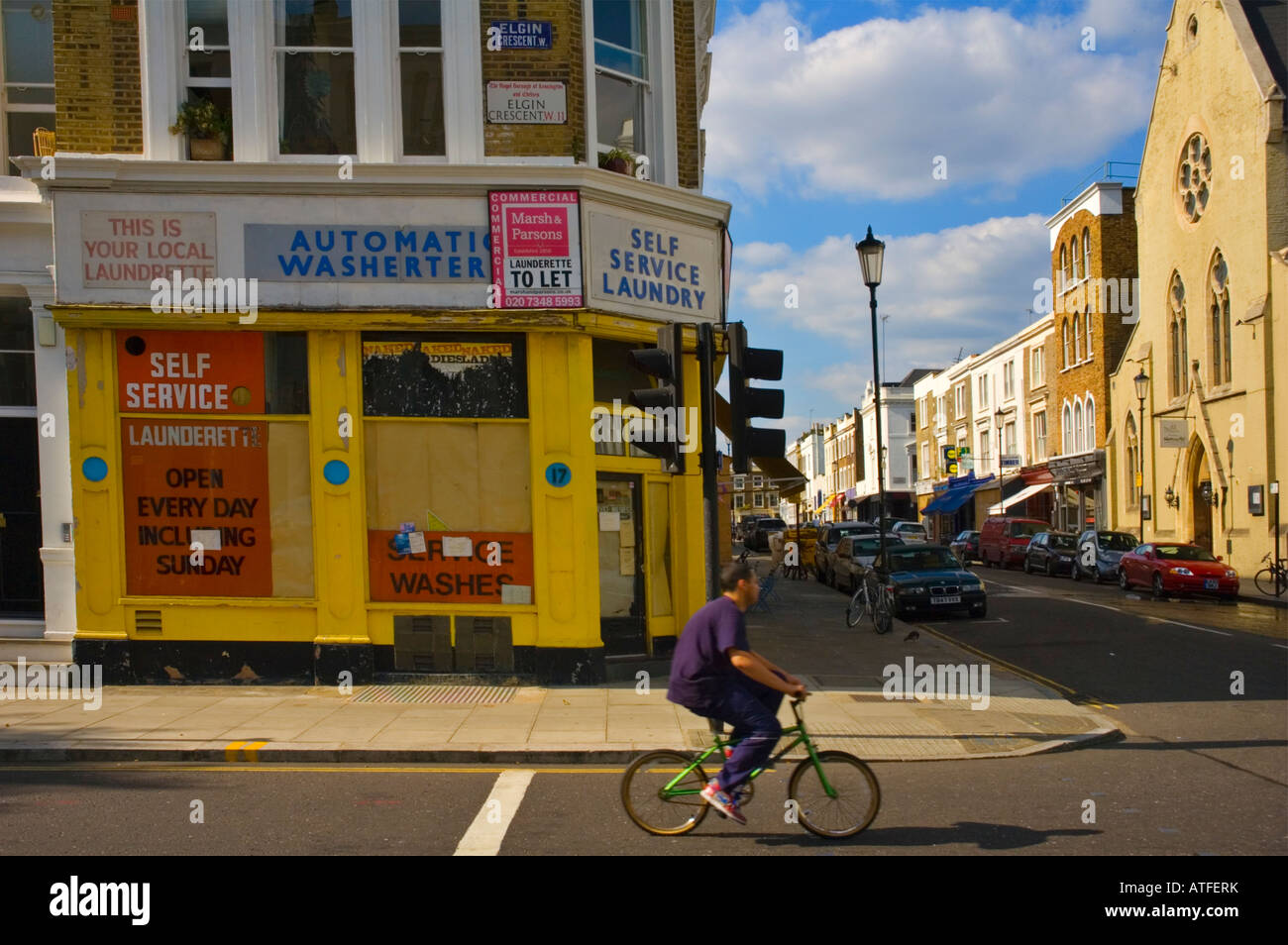 Mann mit dem Fahrrad auf Elgin Crescent in Notting Hill London England UK Stockfoto