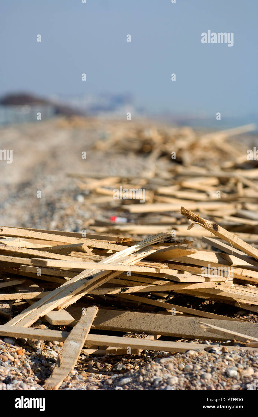 Ferring Strand Strand Verschmutzung: riesige Mengen von Holz an der Sussex Strand nach Winterstürmen gespült. Stockfoto