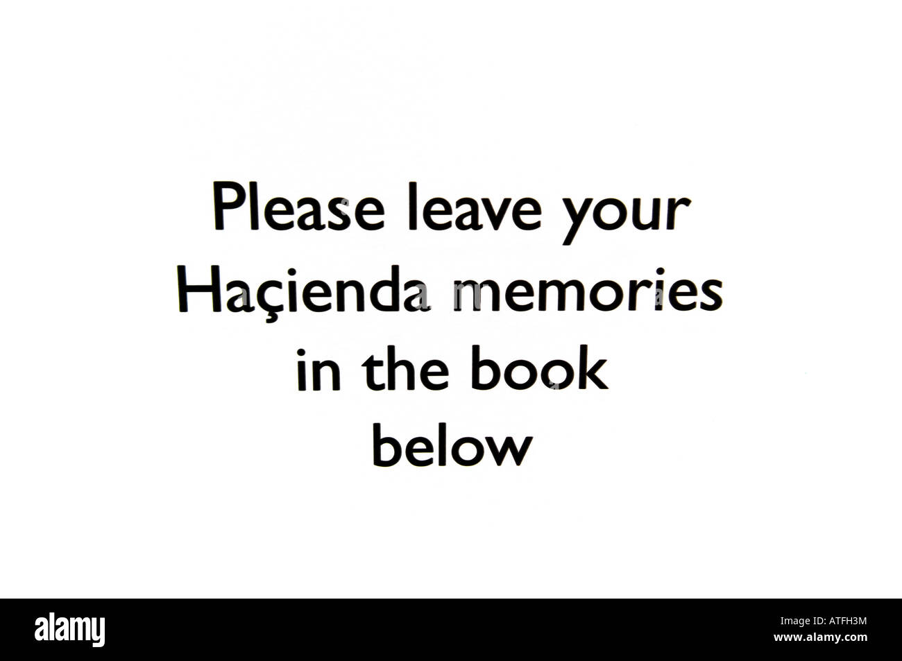 Bitte hinterlassen Sie Ihre Hazienda Erinnerungen in dem Buch unten Nachtclub Manchester Ausstellung Haus Musik Popkultur Ankündigung Stockfoto