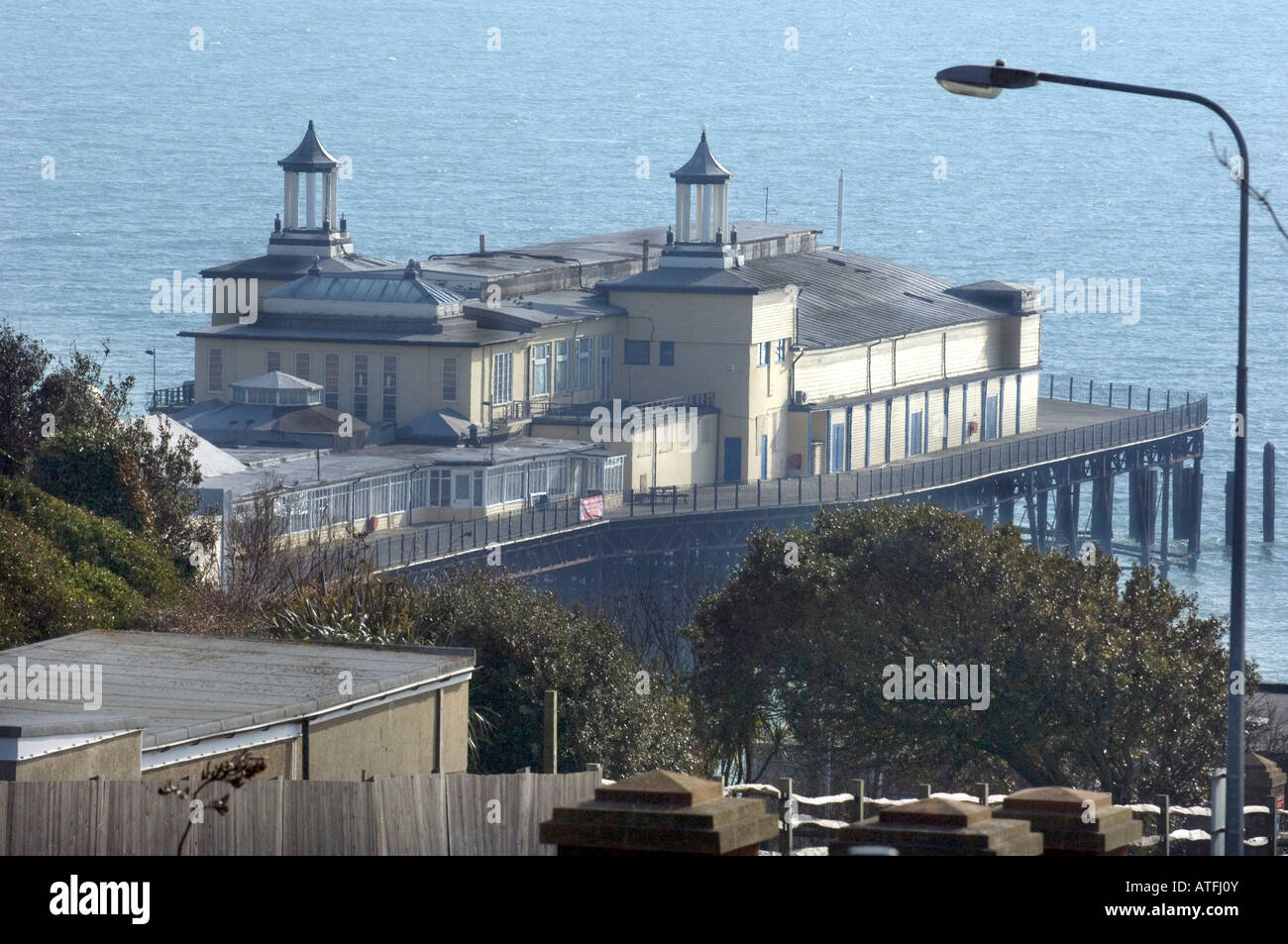 Hastings Pier am Ufer des Meeres in Hastings East Sussex UK Stockfoto