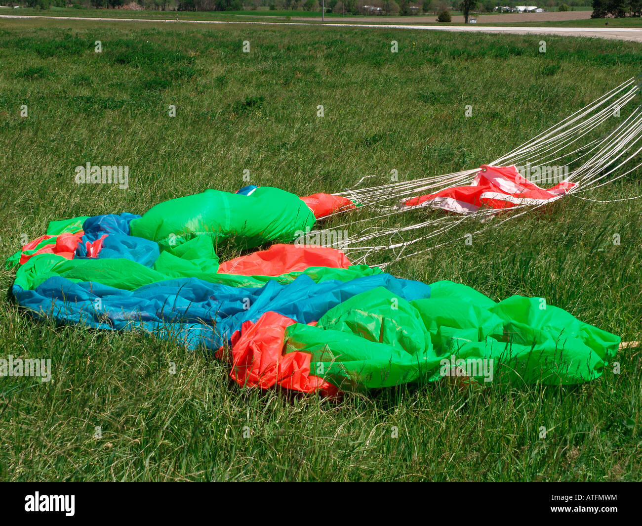 Bunten Fallschirm (Parafoil) auf dem Boden. Stockfoto