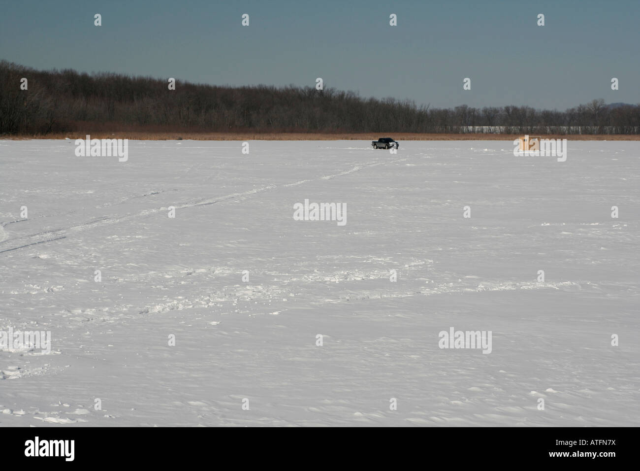 Eisfischen im oberen Mississippi River National Wildlife und Fische Zuflucht Stockfoto