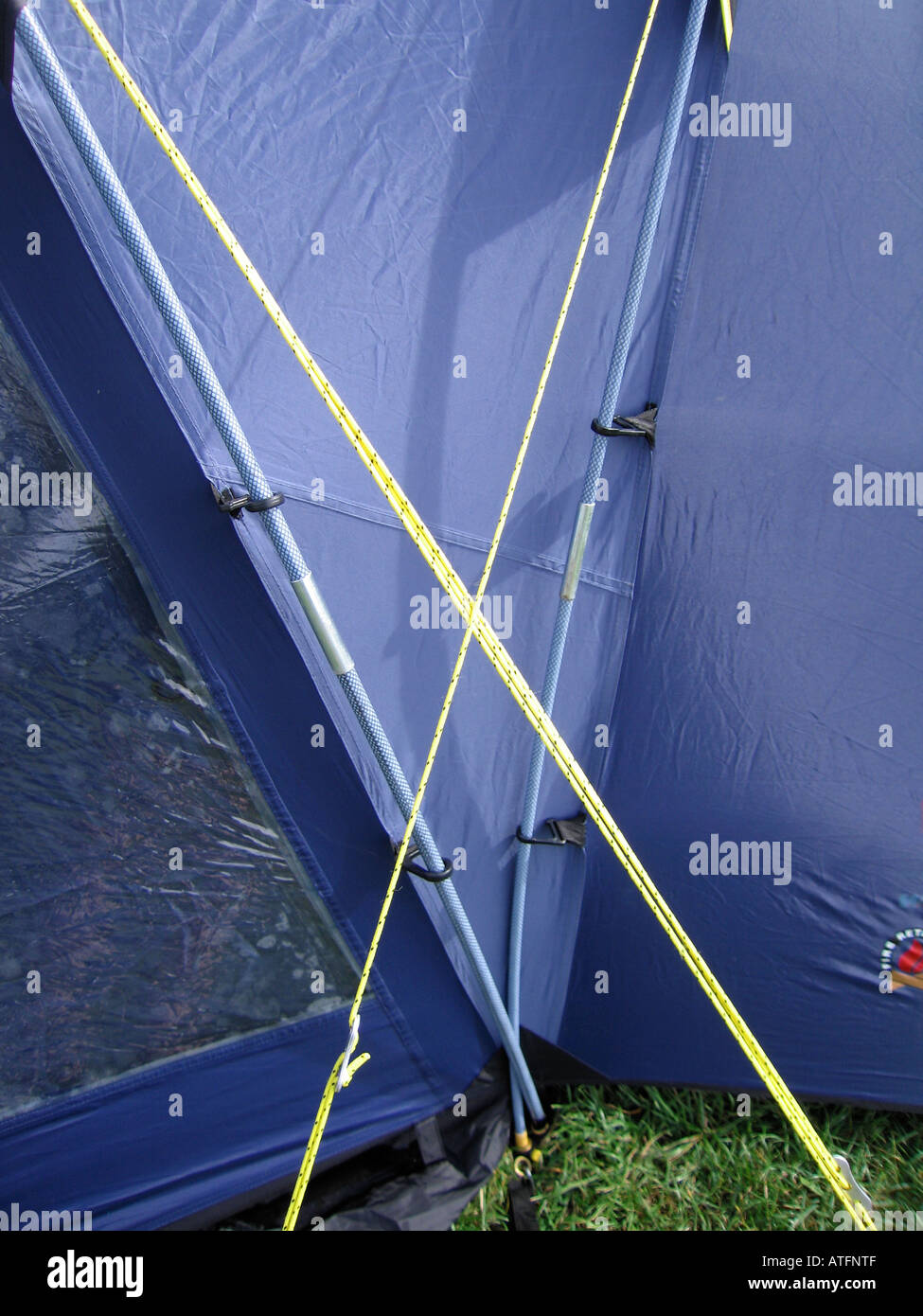 Detail der Kerl Seil am Zelt zur Veranschaulichung Konzept von Spannungen und Dehnungen Stockfoto