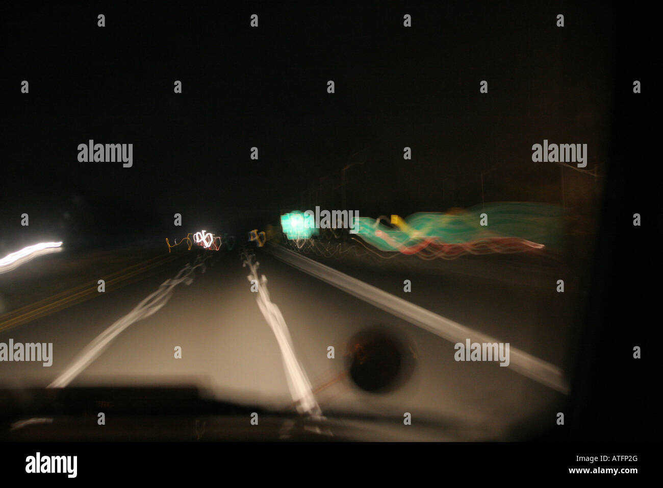 Nachtfahrten auf Landstraßen in weniger Verkehr kann der Fahrer besser Zeit kann aber einsam, einige magische anderen scheinen zu machen Stockfoto
