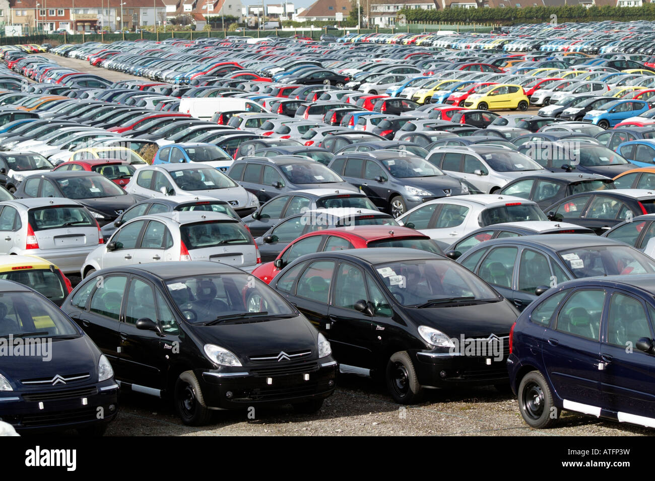 Citroen Und Peugeot Franzosische Autos Warten Auf Export Von Calais Nordfrankreich Fahrzeug Pfund Stockfotografie Alamy