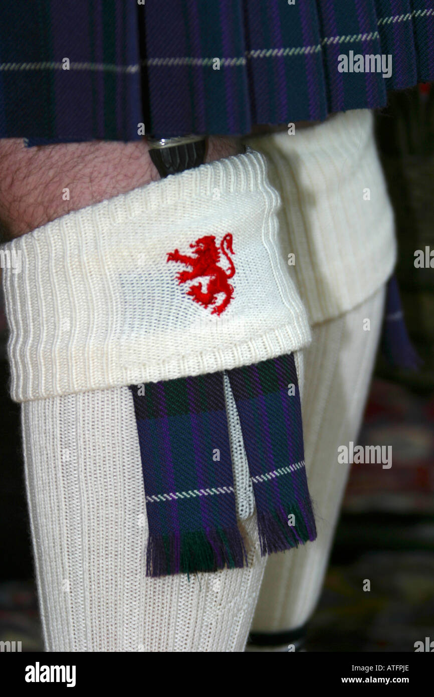 Detail der schottischen Highland Tracht mit Skean Dhu und Socke Stockfoto