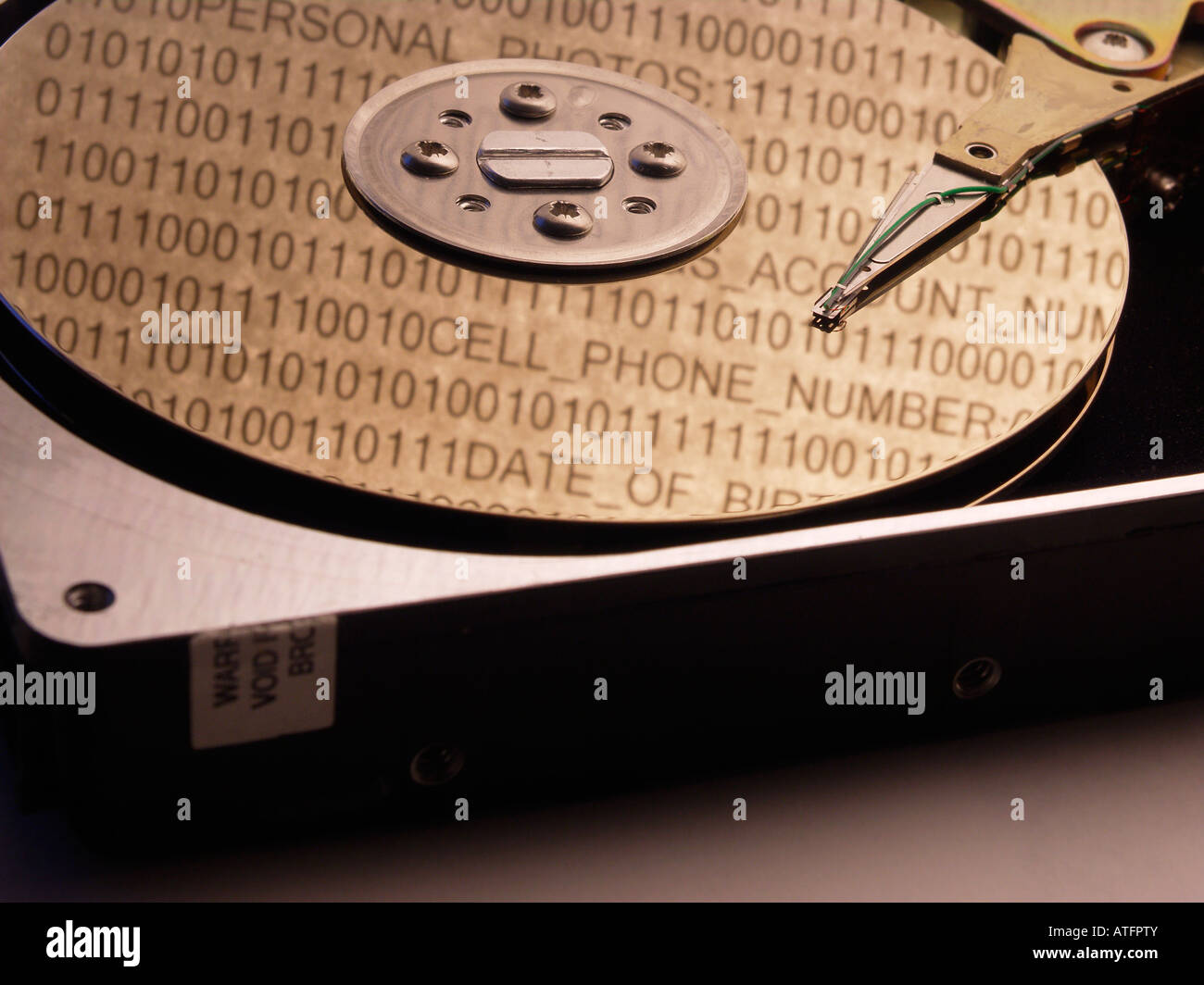 Festplatte (fixed Disk) mit personenbezogenen Daten eingebettet in 1 s und 0 s Reflexion Stockfoto