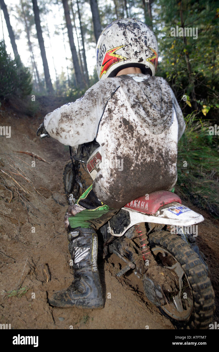 Schwedische junge training mit seinem kleinen Yamaha Moto X Reiten auf schlammigen Hügel 2006 Göteborg Schweden Europa Stockfoto