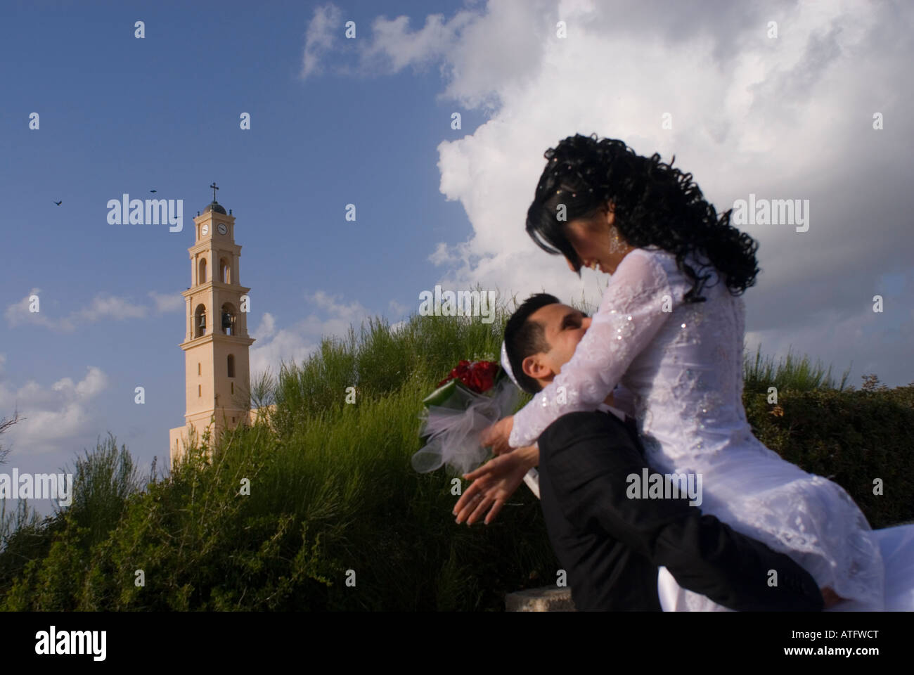 Jüdische Braut und Bräutigam während der Fotografie vor der Hochzeit in Altes Jaffa Israel Stockfoto