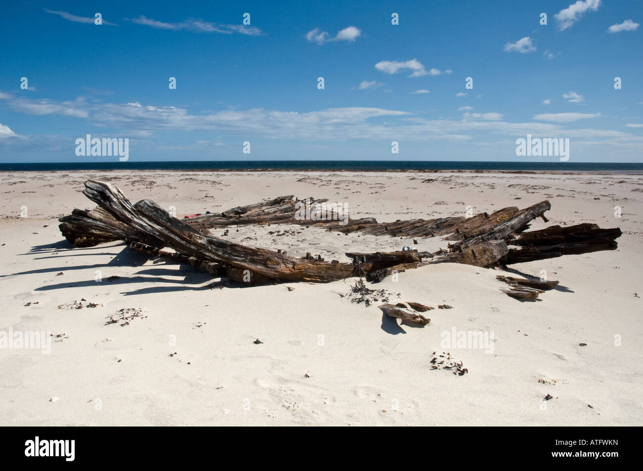 Reste eines zerstörten hölzernen Schiff an einem Strand Schottland Stockfoto