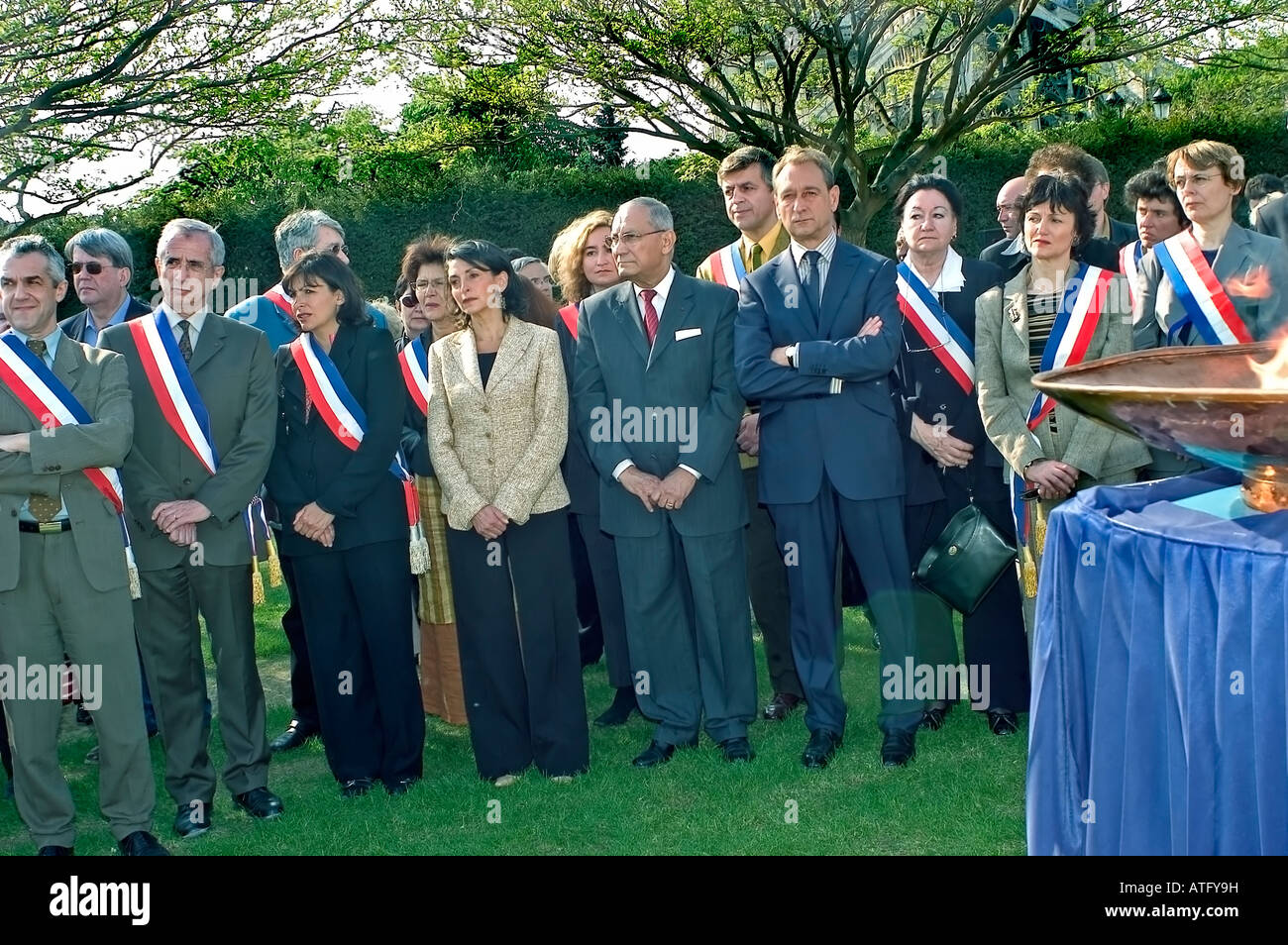Paris Frankreich, Gedenkzeremonien Hommage an die Rosa Dreiecke Paris Bürgermeister 'Bertrand Delanoe' (Zentrum mit gekreuzten Armen) Political Group, Gedenkfeier Stockfoto