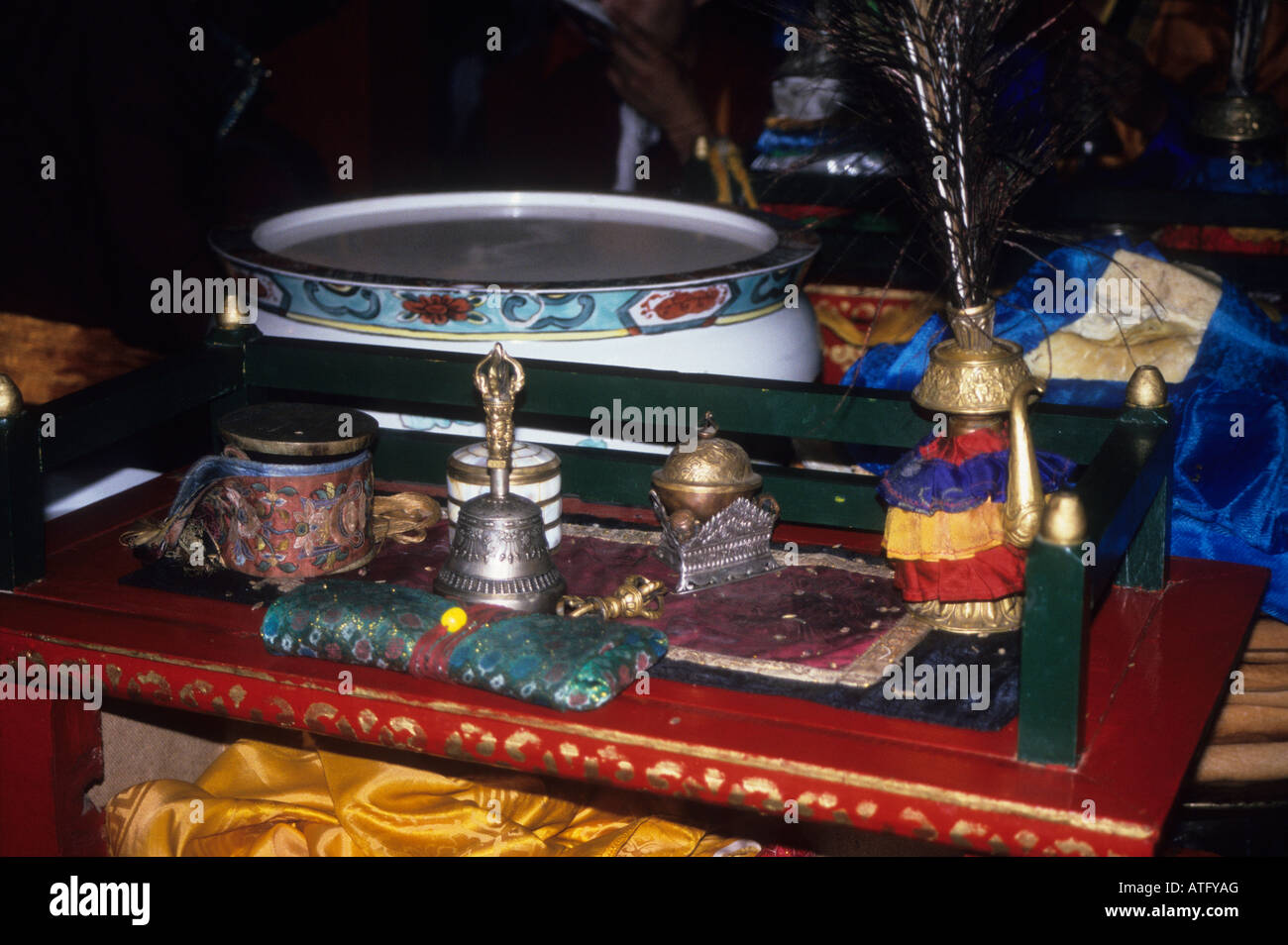 Religiöse Artefakte und Kumys anbieten, Gandan Khiid Kloster Kharkorin (ehemals Karakorum), Mongolei. Stockfoto