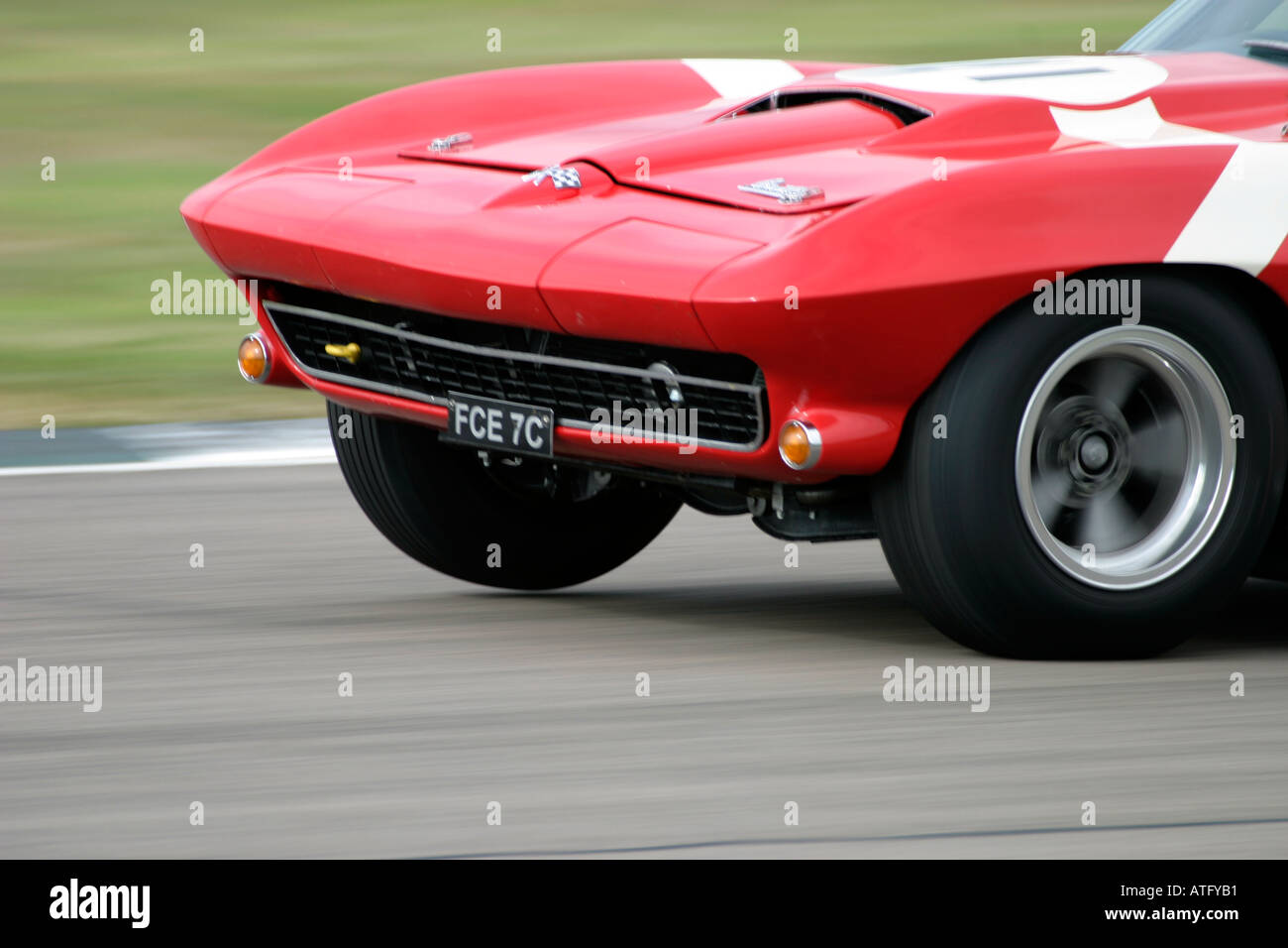 Chevrolet Corvette hebt ein Rad in Goodwood Revival, Sussex, Großbritannien Stockfoto