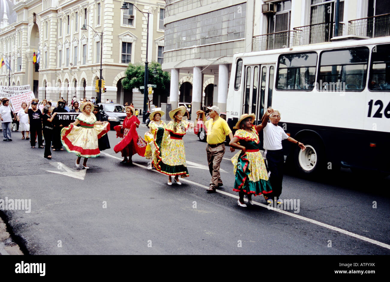 Prozession der bunt gekleidete Männer und Frauen tanzen in die Straße Promenade. Ecuador. Stockfoto