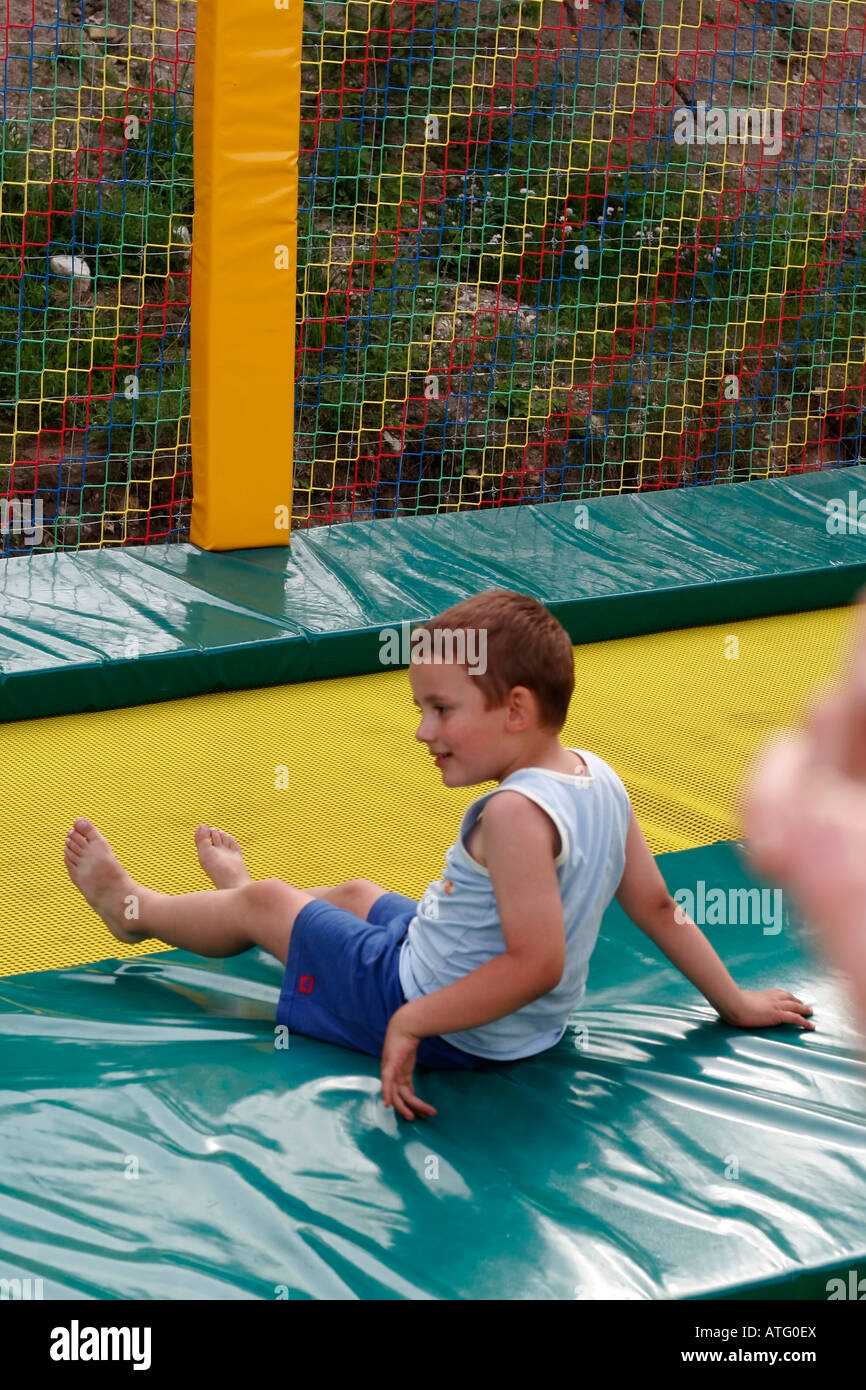 Ein 6 - jähriger Junge, springen auf einem Trampolin Stockfoto