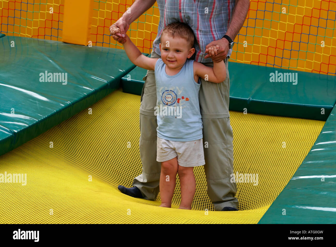 Ein 3 - Jahre alter Junge, springen auf einem Trampolin Stockfoto
