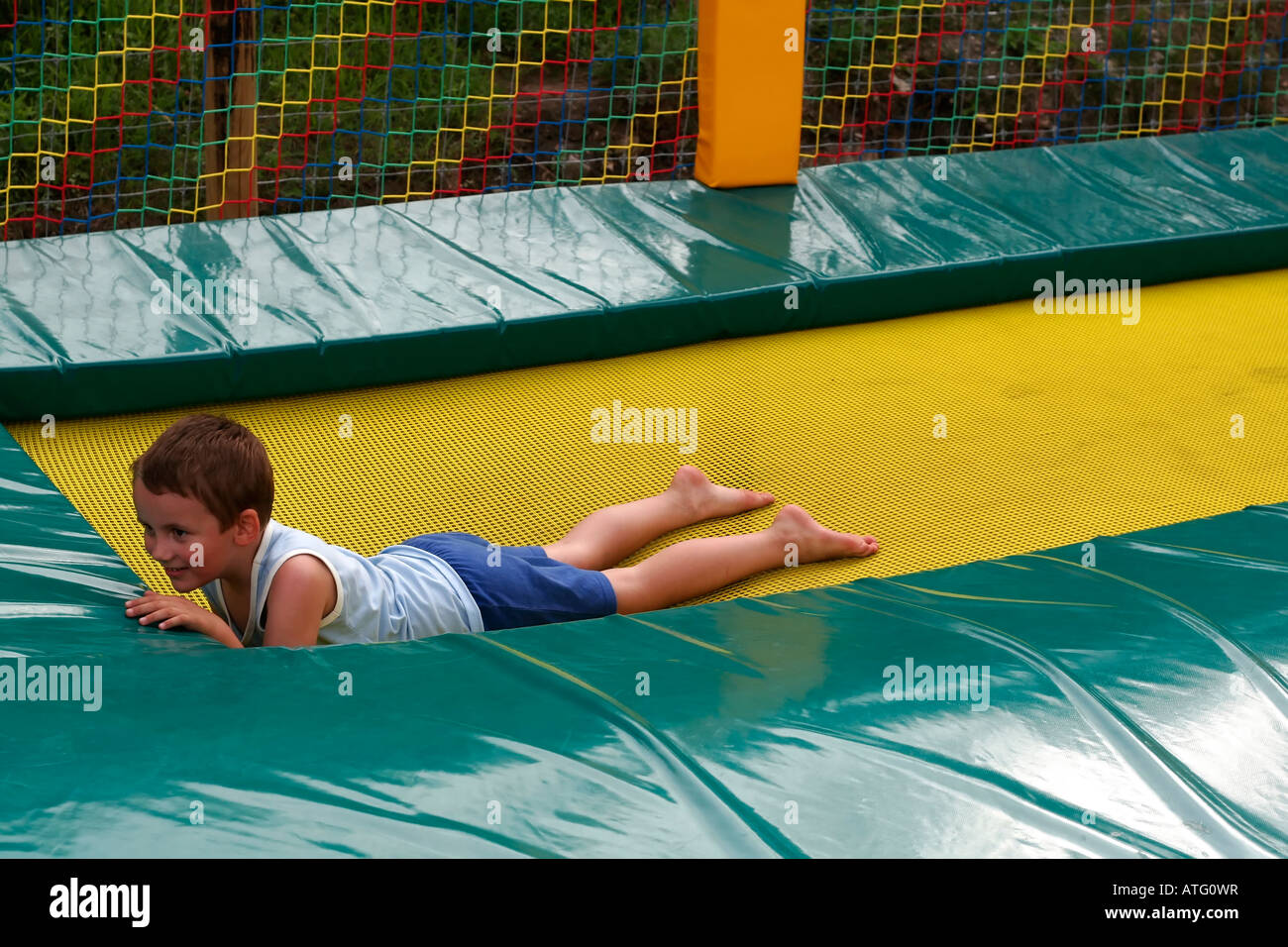 Ein 6 - jähriger Junge, springen auf einem Trampolin Stockfoto