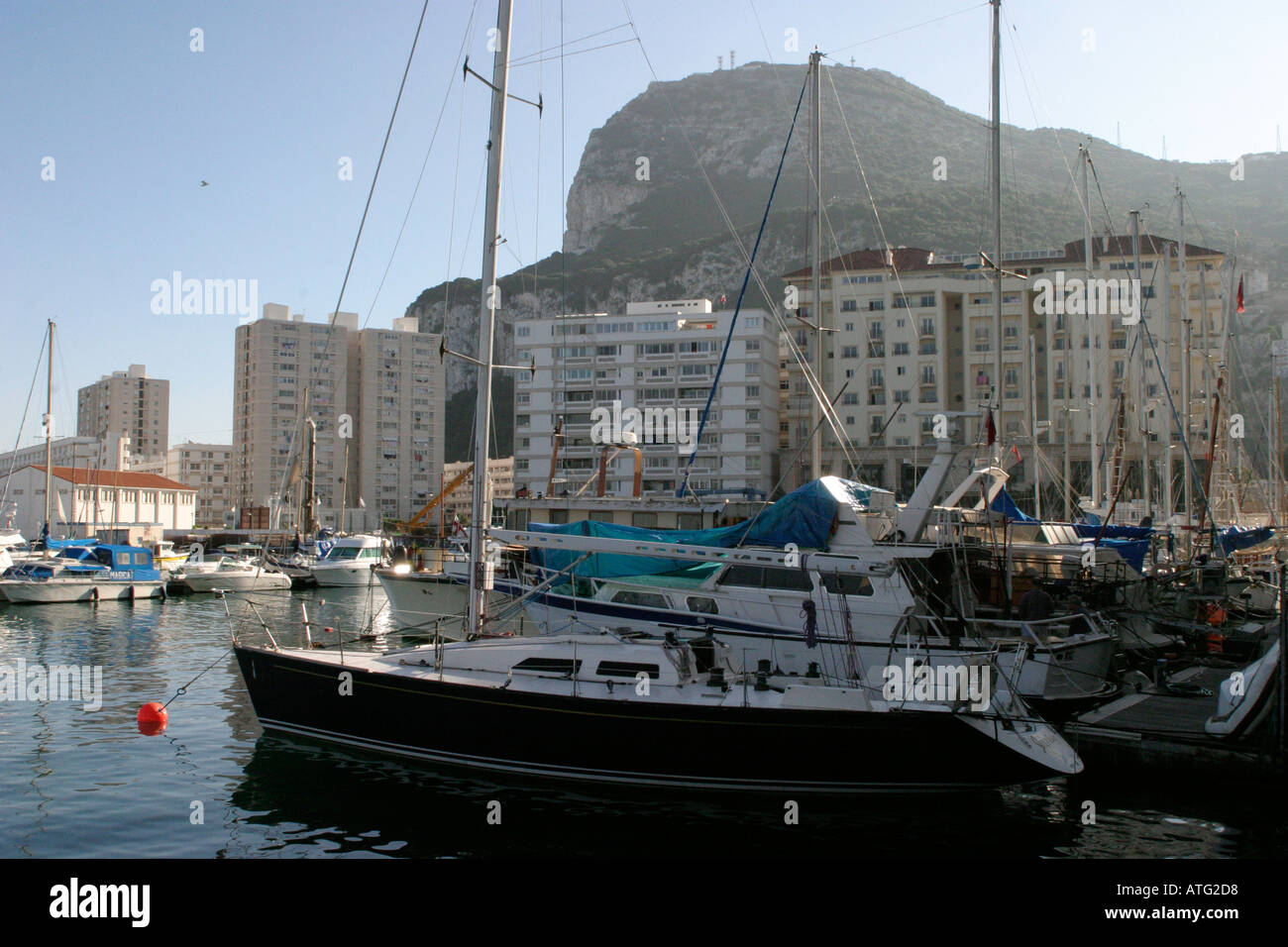 Felsen von Gibraltar hinter Yacht Marina britischen abhängigen Territorien Stockfoto