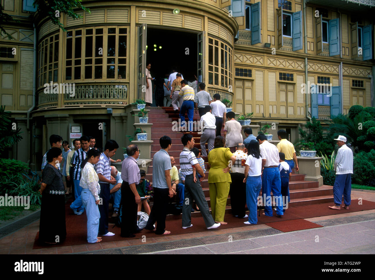 Menschen Touristen Tour Gruppe Führung Besucher besuchen Vimanmek Palast, Museum, Garten, Dusit Dusit Palace, Bangkok, Thailand, Südostasien, Asien Stockfoto