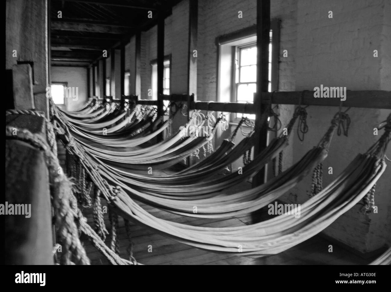 Reihe von Hängematten im alten Gefängnis, Melbourne, Australien Stockfoto