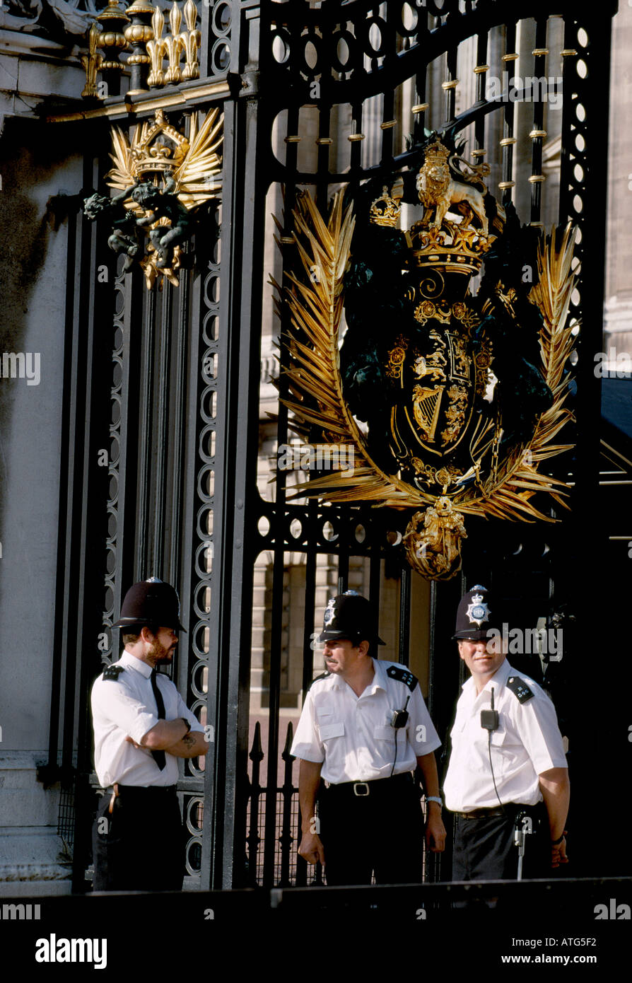 Britische Polizei Polizisten im Dienst an den Toren des Buckingham Palace London England Stockfoto