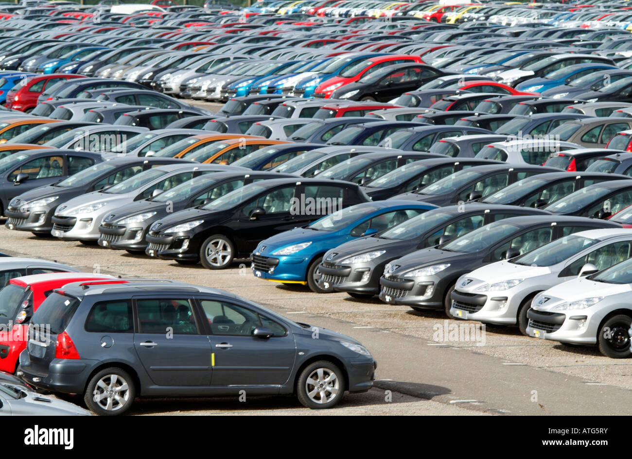 Franzosische Autos Warten Auf Export Von Calais Nordfrankreich Fahrzeug Pfund Stockfotografie Alamy