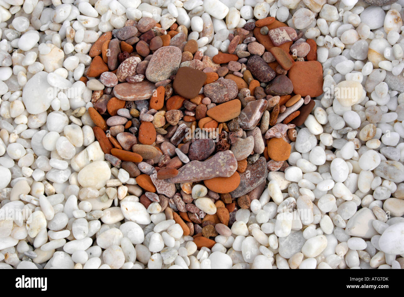Herz, Kieselsteine am Strand gemacht. Stockfoto