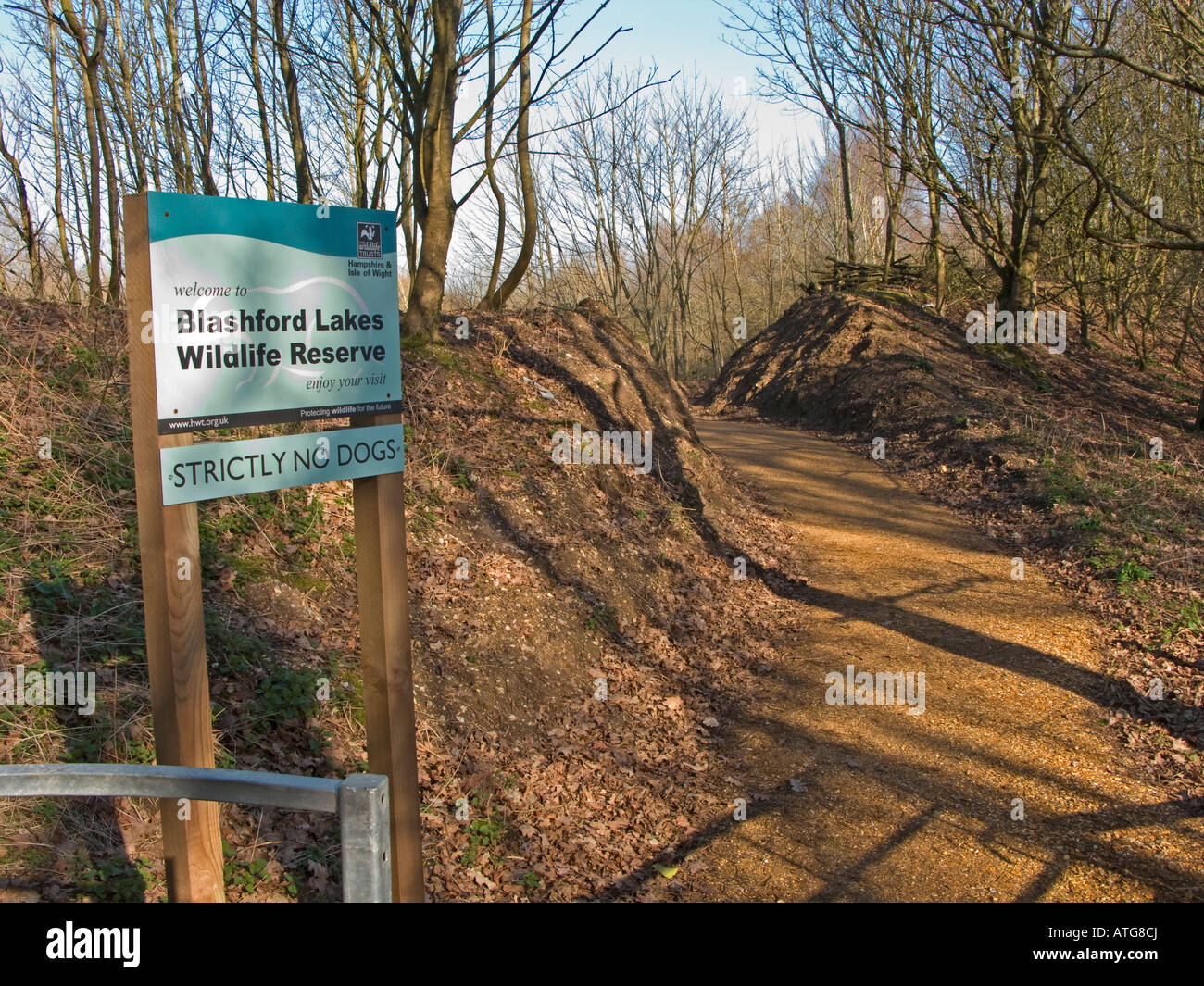 Zeichen und Fußweg auf Blashford Lakes Wildlife Naturschutzgebiet, Hampshire, UK Stockfoto