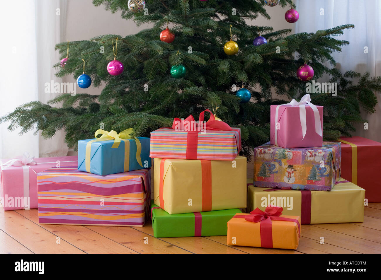 Weihnachtsgeschenke Unter Dem Weihnachtsbaum Stockfotografie Alamy