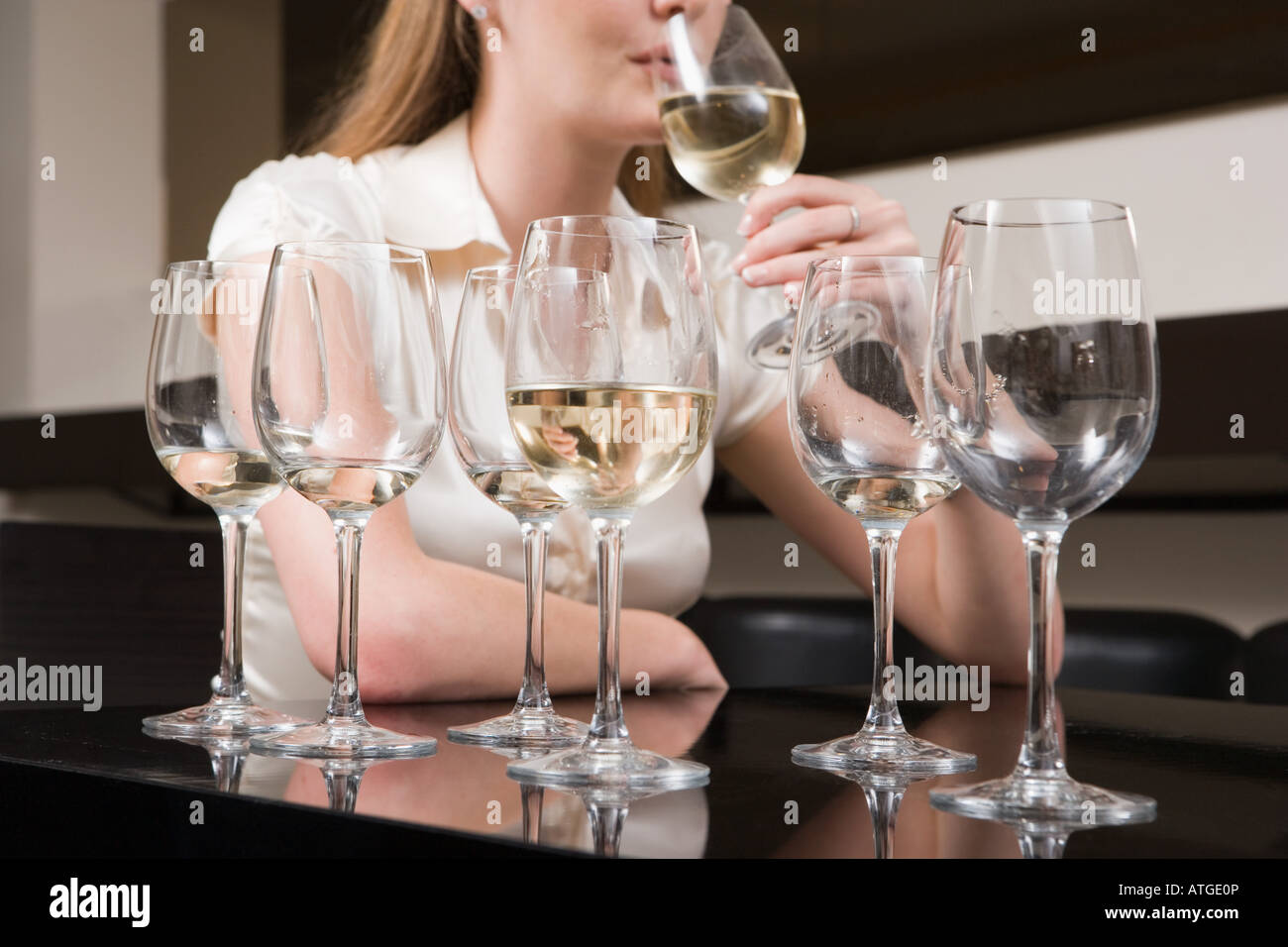 Frau Binge Trinken Wein Stockfoto