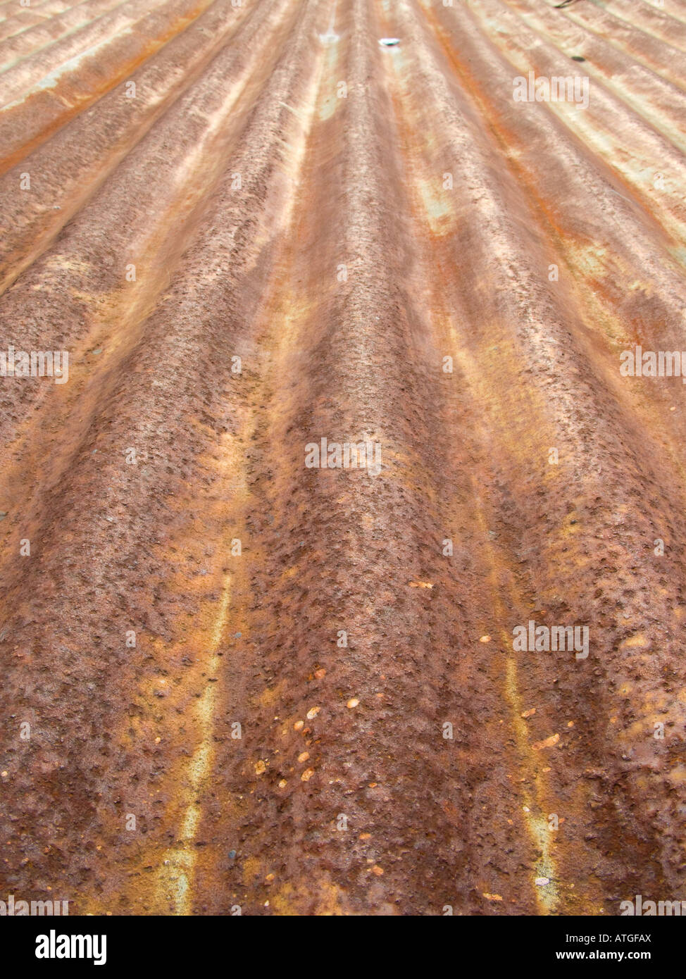 Rusty Wellpappe Metalloberfläche. Zusammenfassung Hintergrundtextur. Stockfoto