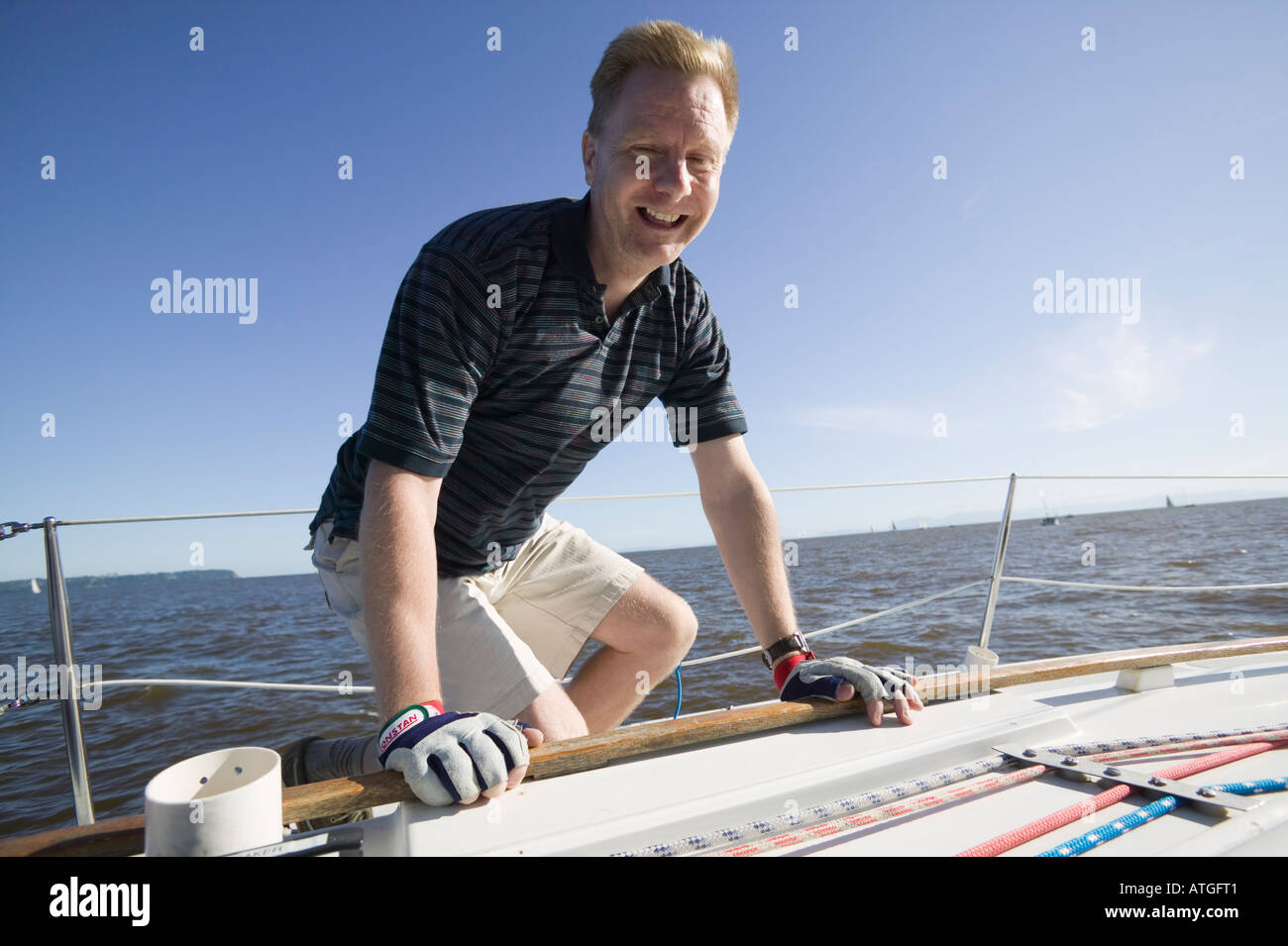 Mann über ein Deck eines Segelbootes Stockfoto